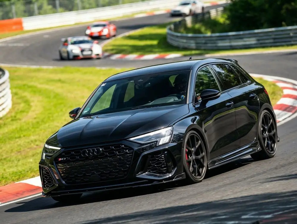 Schwarzer Audi RS3 8Y beim Trackday auf der Rennstrecke