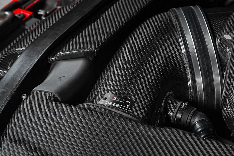 Eventuri Carbon Ducts im Motorraum eines BMW M3 E92
