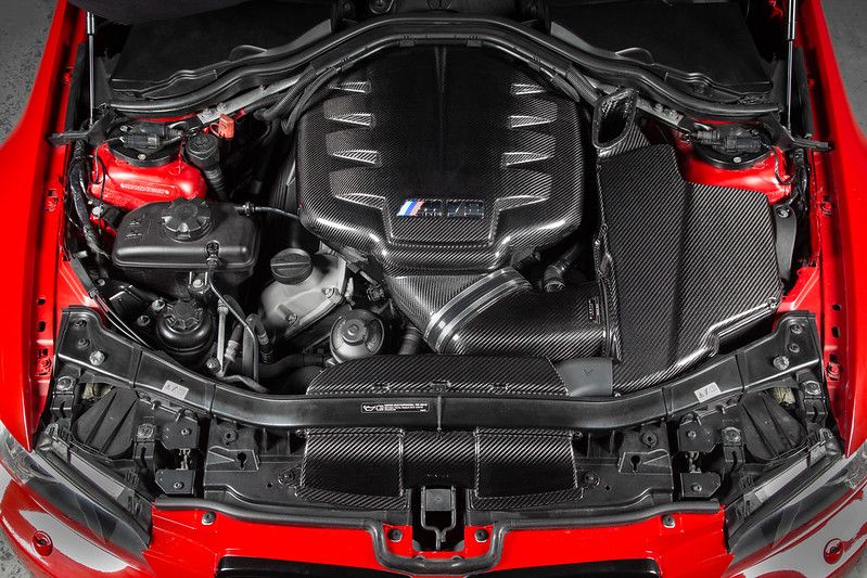 Eventuri Carbon Ducts im Motorraum eines BMW M3 E92