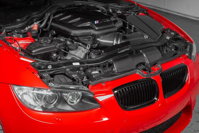 Eventuri Carbon Ducts im Motorraum eines BMW M3 E92