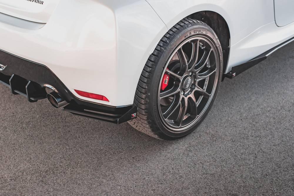 Seitliche Heck Diffusor Erweiterung Street Pro mit Flaps für Toyota GR Yaris MK4 von Maxton Design