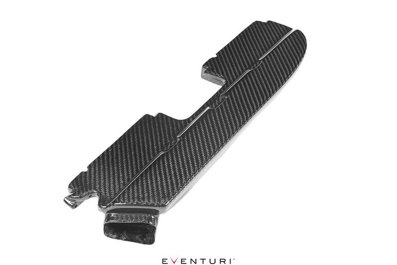 Eventuri Carbon Ducts im Motorraum eines BMW M3 E92