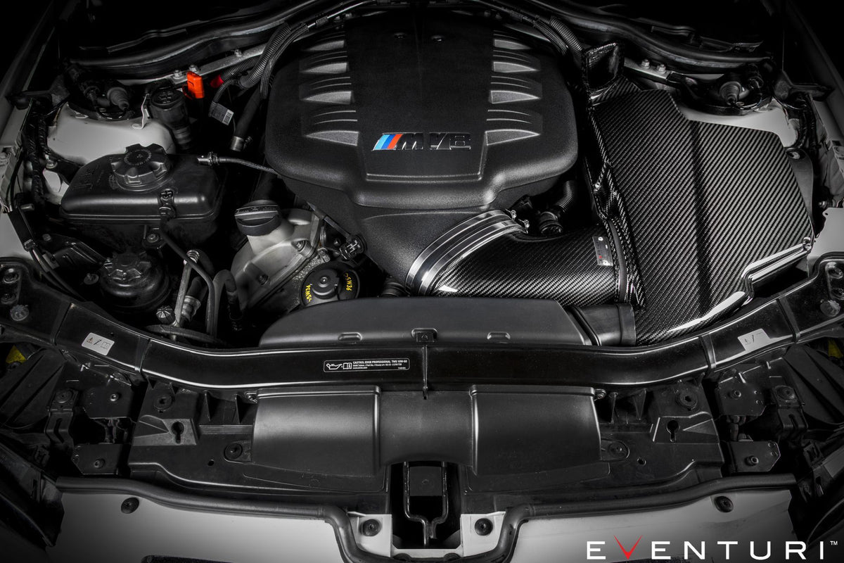 Carbon Airbox-Deckel im Motorraum des BMW M3 E92