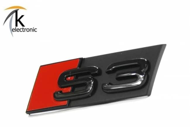 Audi S3 8Y Schriftzug schwarz rote Raute vorne