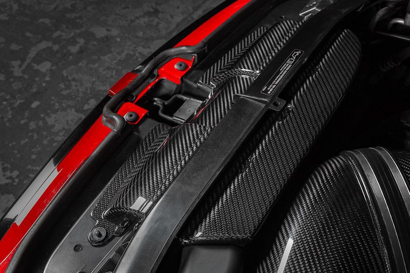 Eventuri Carbon Ducts im Motorraum eines BMW M3 E92