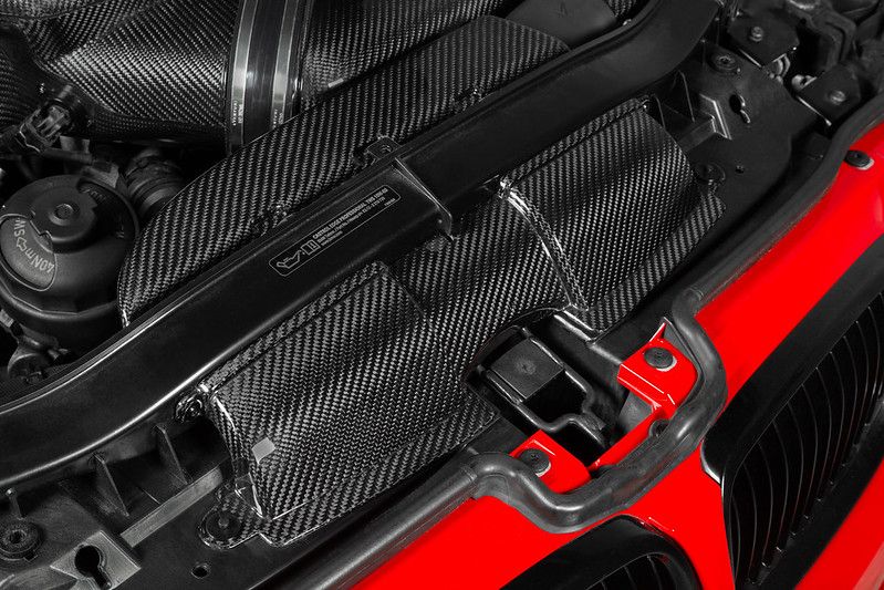 Eventuri Carbon Ducts im Motorraum eines BMW M3 E92
